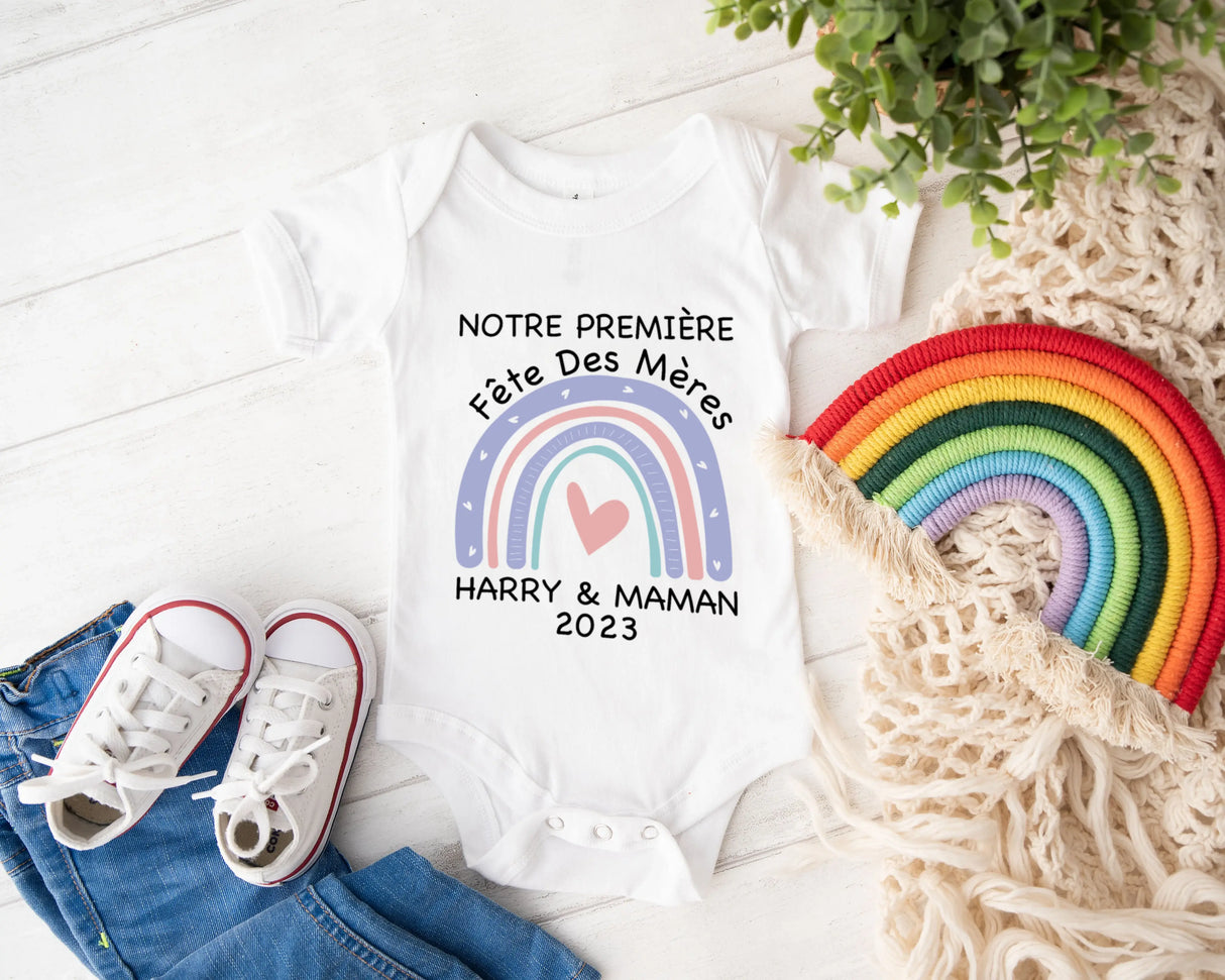 Lebonshirt - Body Bébé Coton Bio - Notre Première Fête Des Mères, Motif Arc En Ciel, Bébé Et Maman - L140523S02