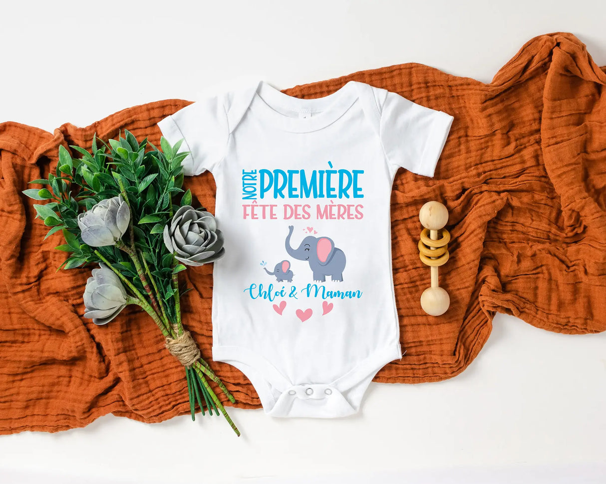 Lebonshirt Body Bébé Personnalisé 100% Coton Bio - Notre Première Fête Des Mères, Cadeau Personnalisé Nouveau Né - L060523S01 Blanc