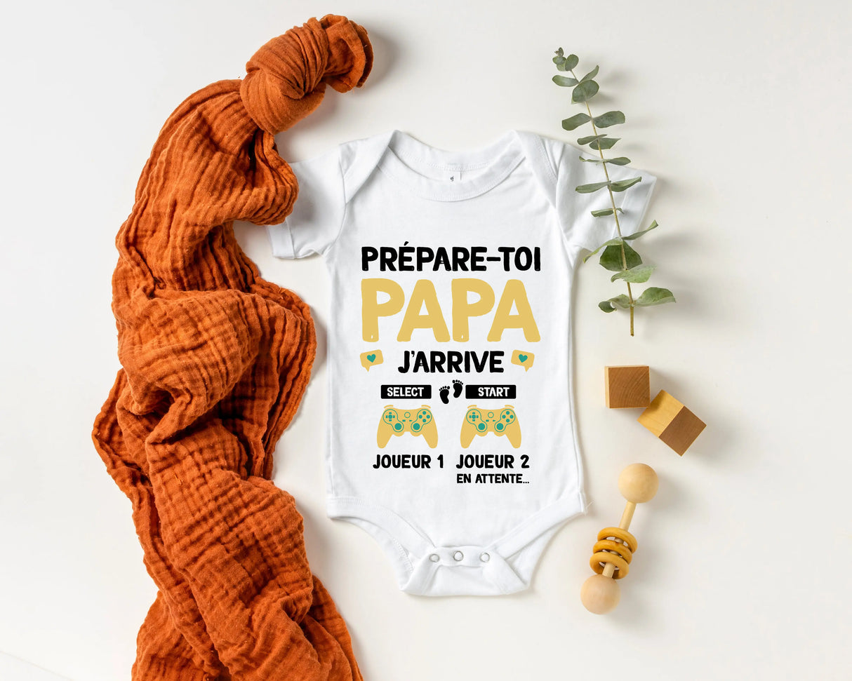 Lebonshirt® Body Bébé Personnalisé 100% Coton Bio - Prépare-Toi Papa, J'arrive, Futur Papa Gamer Cadeau Annonce Grossesse Père - L270522S46 Blanc