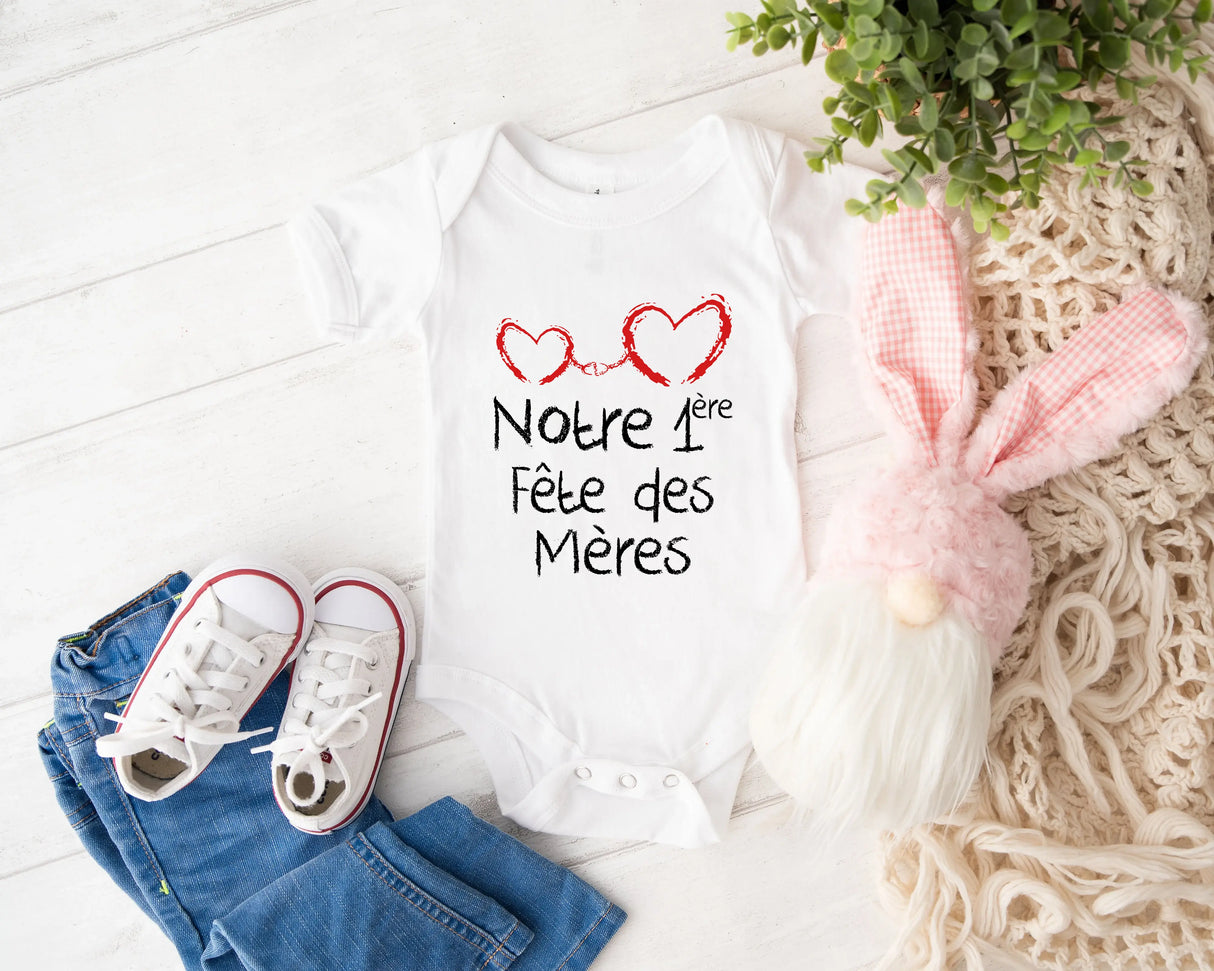 Lebonshirt® Body Bébé 100% Coton Bio - Notre 1ère Fête Des Mères, Cadeau Nouveau Né - L060522S24