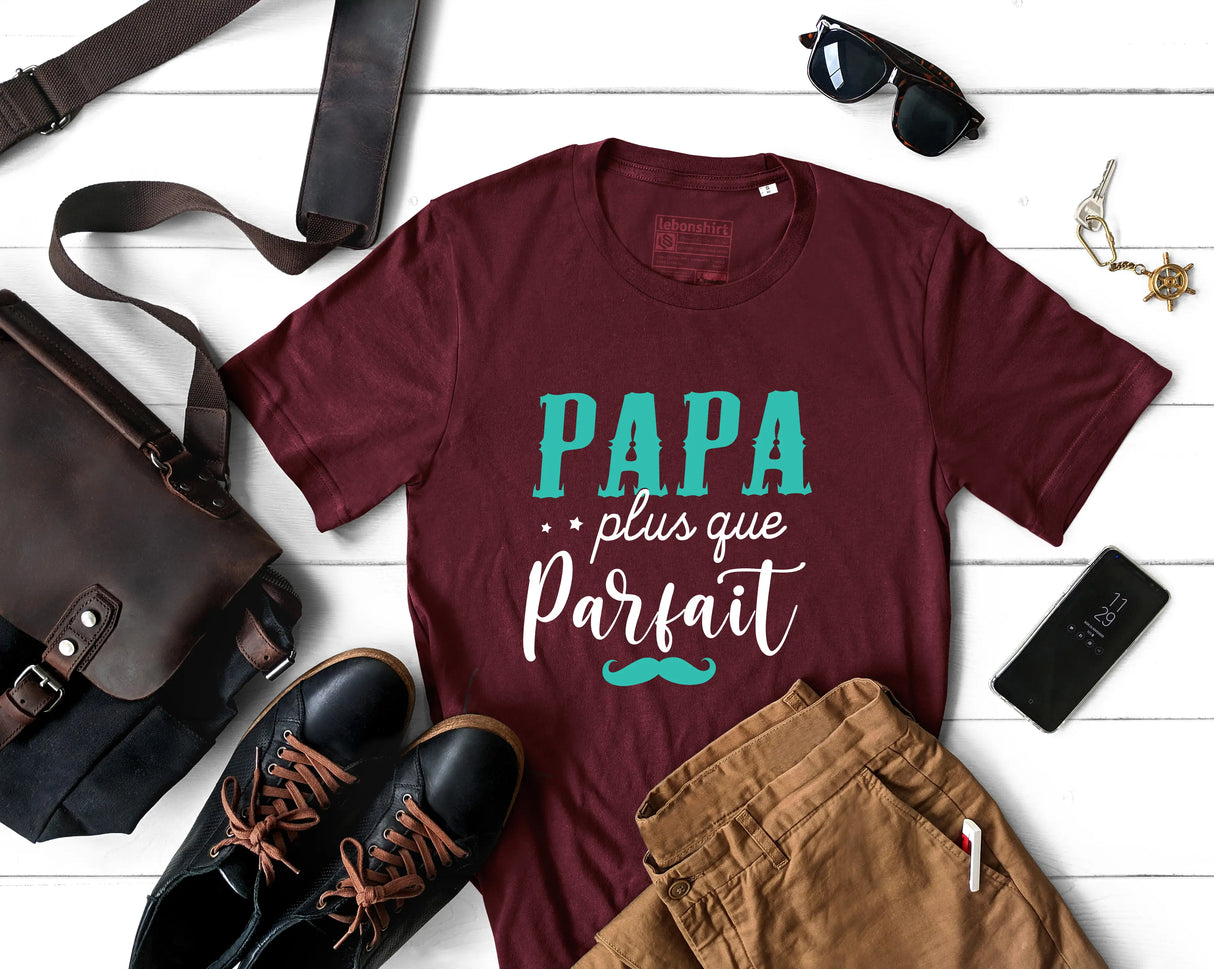 Lebonshirt® T-shirt Premium Homme Coton Bio - Papa Plus Que Parfait, Cadeau Idéal Fête Des Pères - L130522S18 Bordeaux