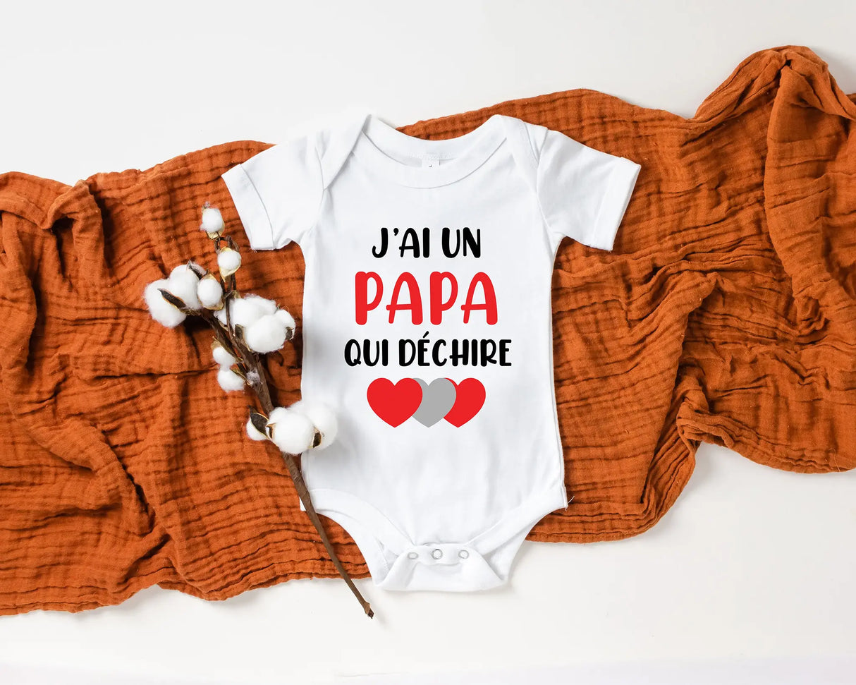 Lebonshirt Body Bébé Coton BIO - J'ai Un Papa Qui Déchire - L020622S14 Blanc