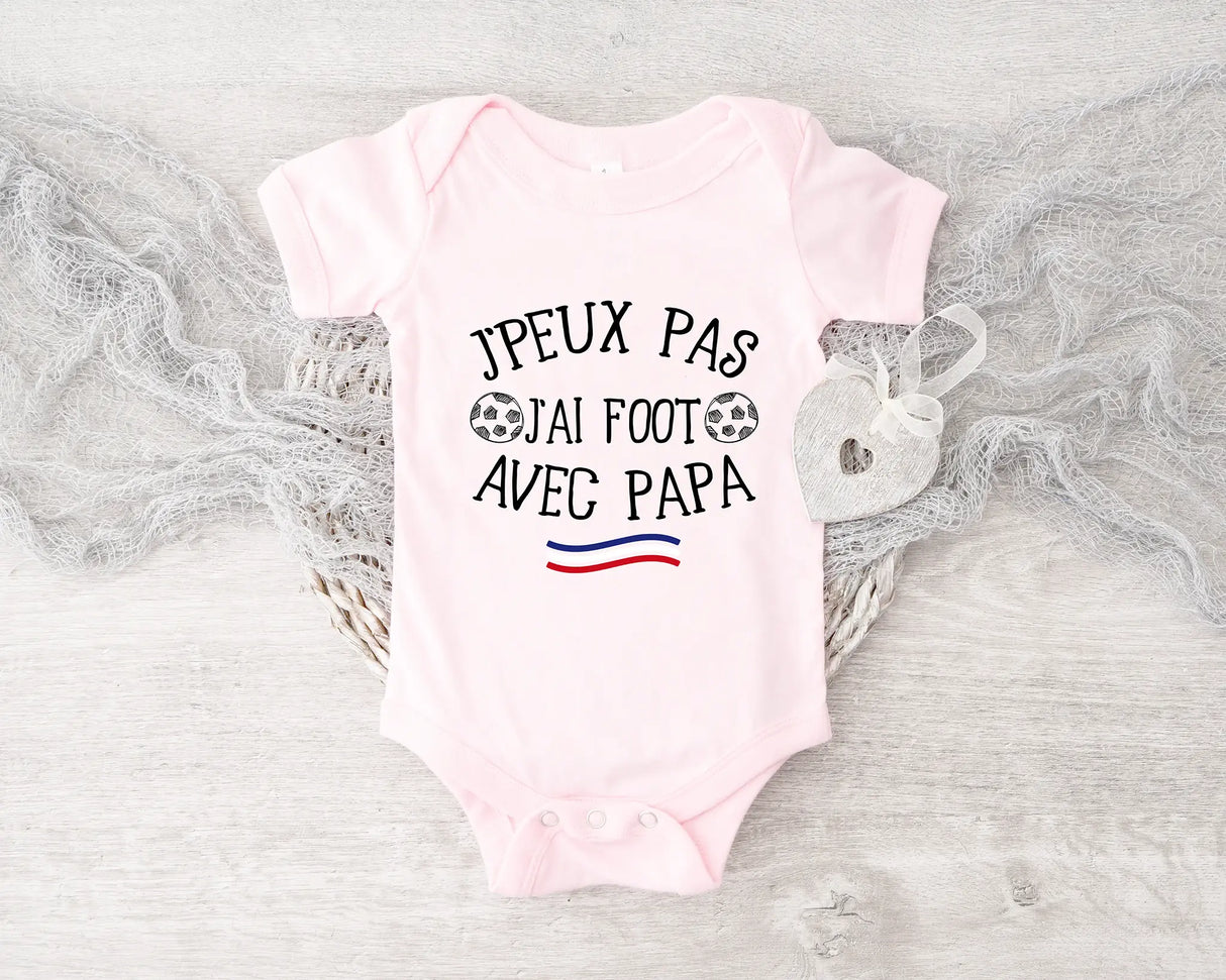 Lebonshirt Body Bébé Premium - J'Peux Pas, J'ai Foot Avec Papa - L020622S31 Rose