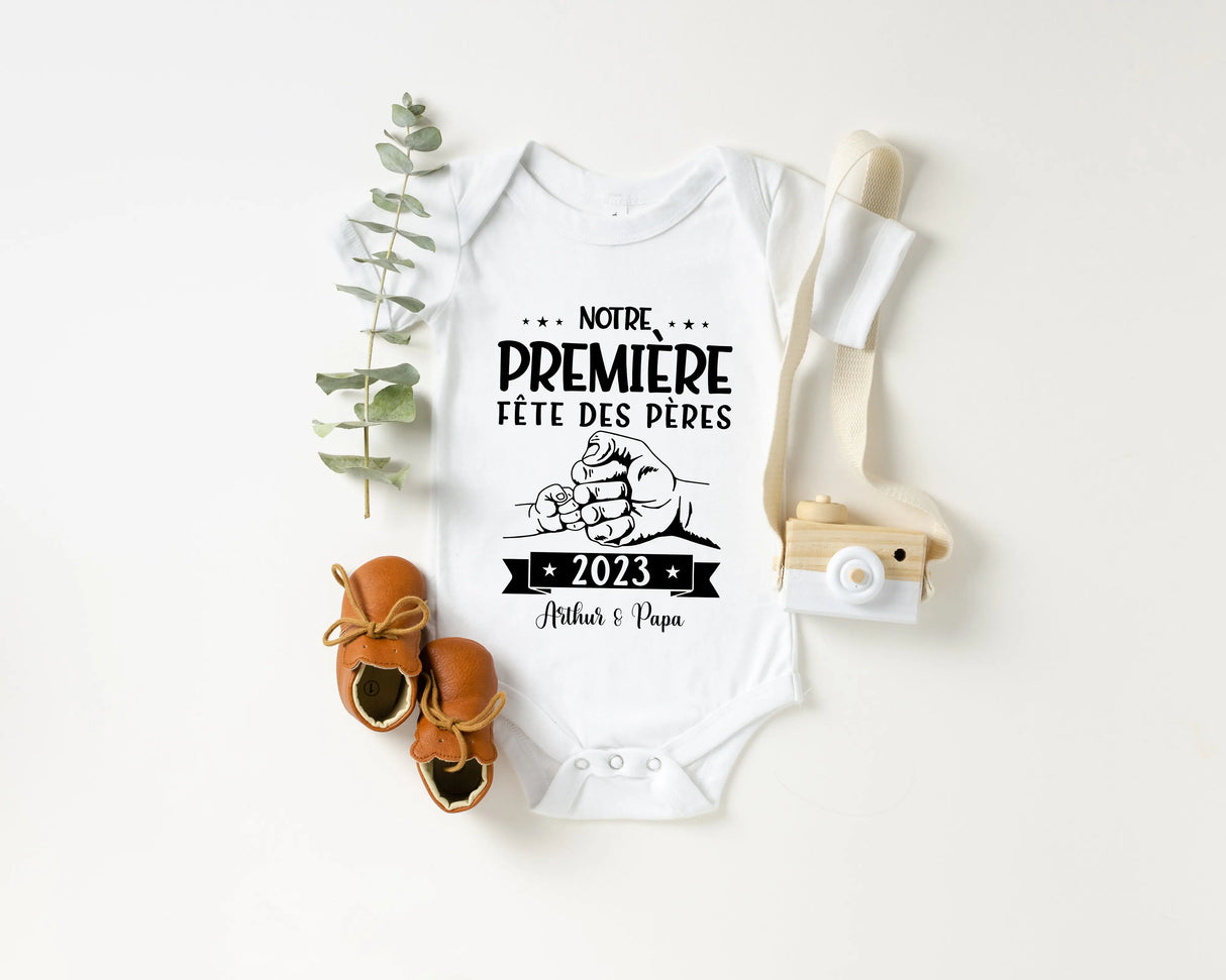 Lebonshirt® Body Bébé Personnalisé 100% Coton Bio - Notre Première Fête Des Pères, Cadeau Nouveau Né-Nouveau Papa - L240522S23 Blanc