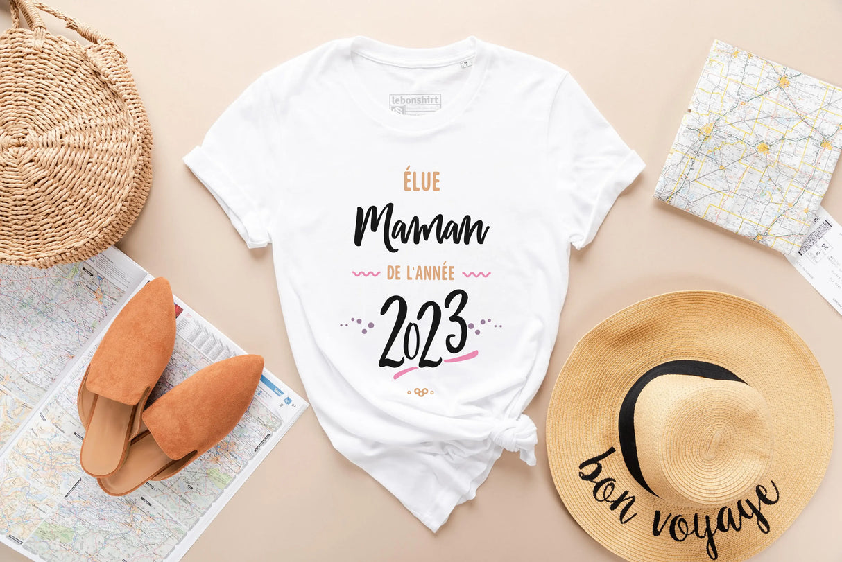 Lebonshirt® T-shirt Femme Coton Bio - Élue Maman De L'année 2023, Idée Cadeau Original Fête Des Mères - L130522S21 Blanc