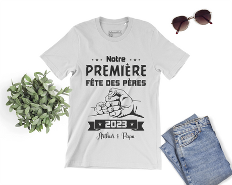 Lebonshirt® T-shirt Premium Homme Coton Bio - Notre Première Fête Des Pères 2023, Cadeau Personnalisé Nouveau Papa - L240522S23 Blanc