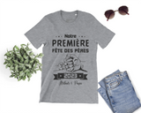 Lebonshirt® T-shirt Premium Homme Coton Bio - Notre Première Fête Des Pères 2023, Cadeau Personnalisé Nouveau Papa - L240522S23 Gris