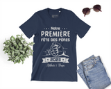 Lebonshirt® T-shirt Premium Homme Coton Bio - Notre Première Fête Des Pères 2023, Cadeau Personnalisé Nouveau Papa - L240522S23 Marine