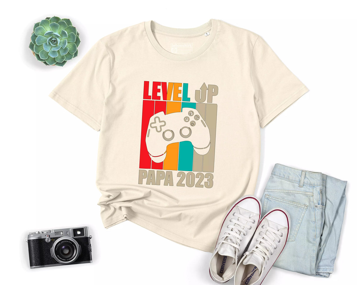 Lebonshirt® T-shirt Premium Homme 100% Coton Bio - Level Up Papa 2023 - Cadeau Humour Papa Gamer - Naturel