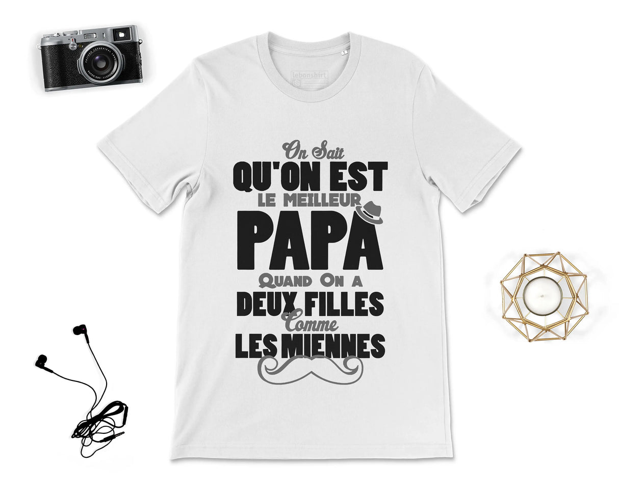 Lebonshirt® T-shirt Premium Homme Coton Bio - On Est Le Meilleur Papa Quand On A Deux Filles Comme Les Miennes - L010122S02 Blanc