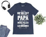 Lebonshirt® T-shirt Premium Homme Coton Bio - On Est Le Meilleur Papa Quand On A Deux Filles Comme Les Miennes - L010122S02 Marine