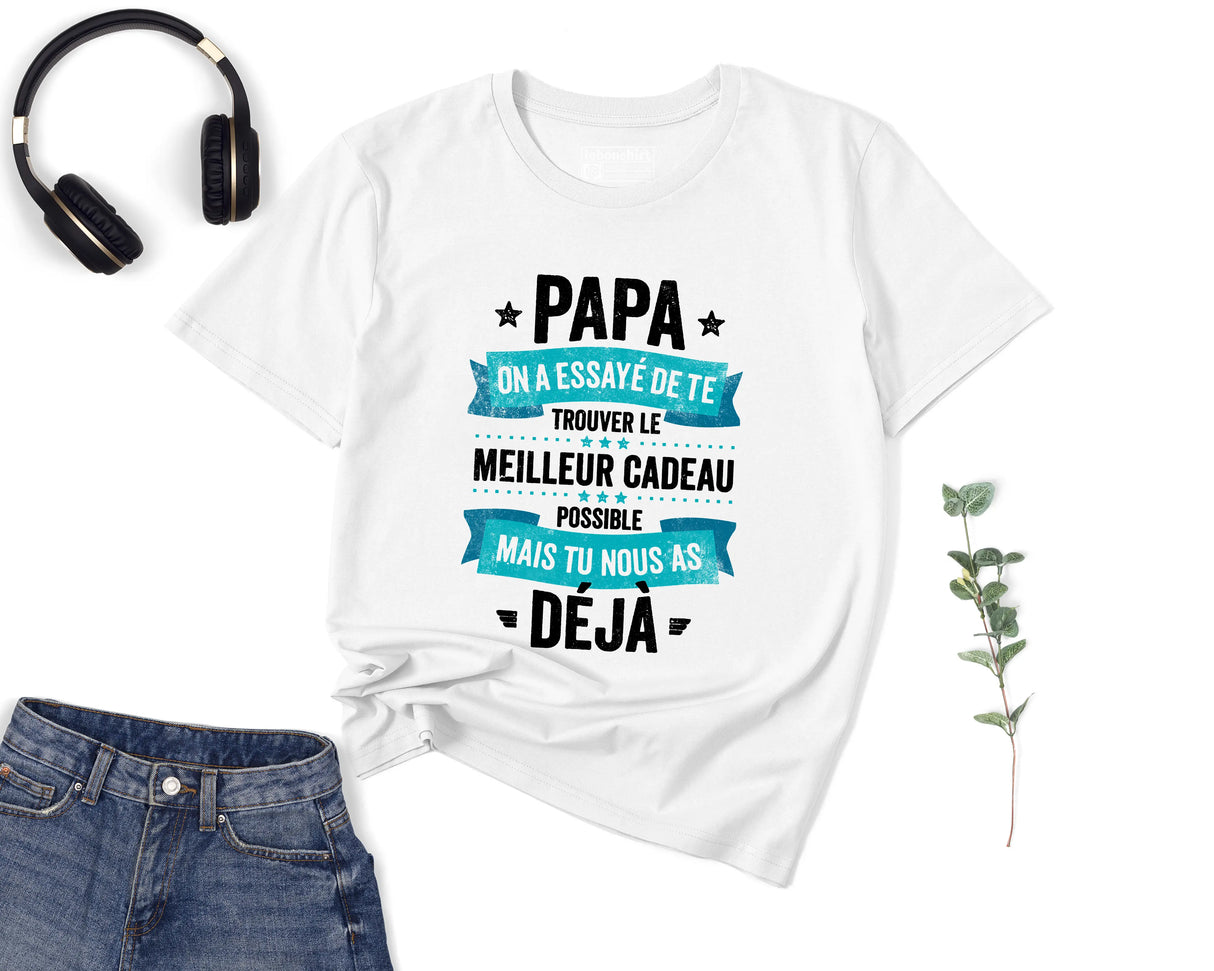 Lebonshirt® T-shirt Premium Homme Coton Bio - Papa, On A Essayé De Te Trouver Le Meilleur Cadeau Possible Mais Tu Nous As Déjà - L240222S01 Blanc