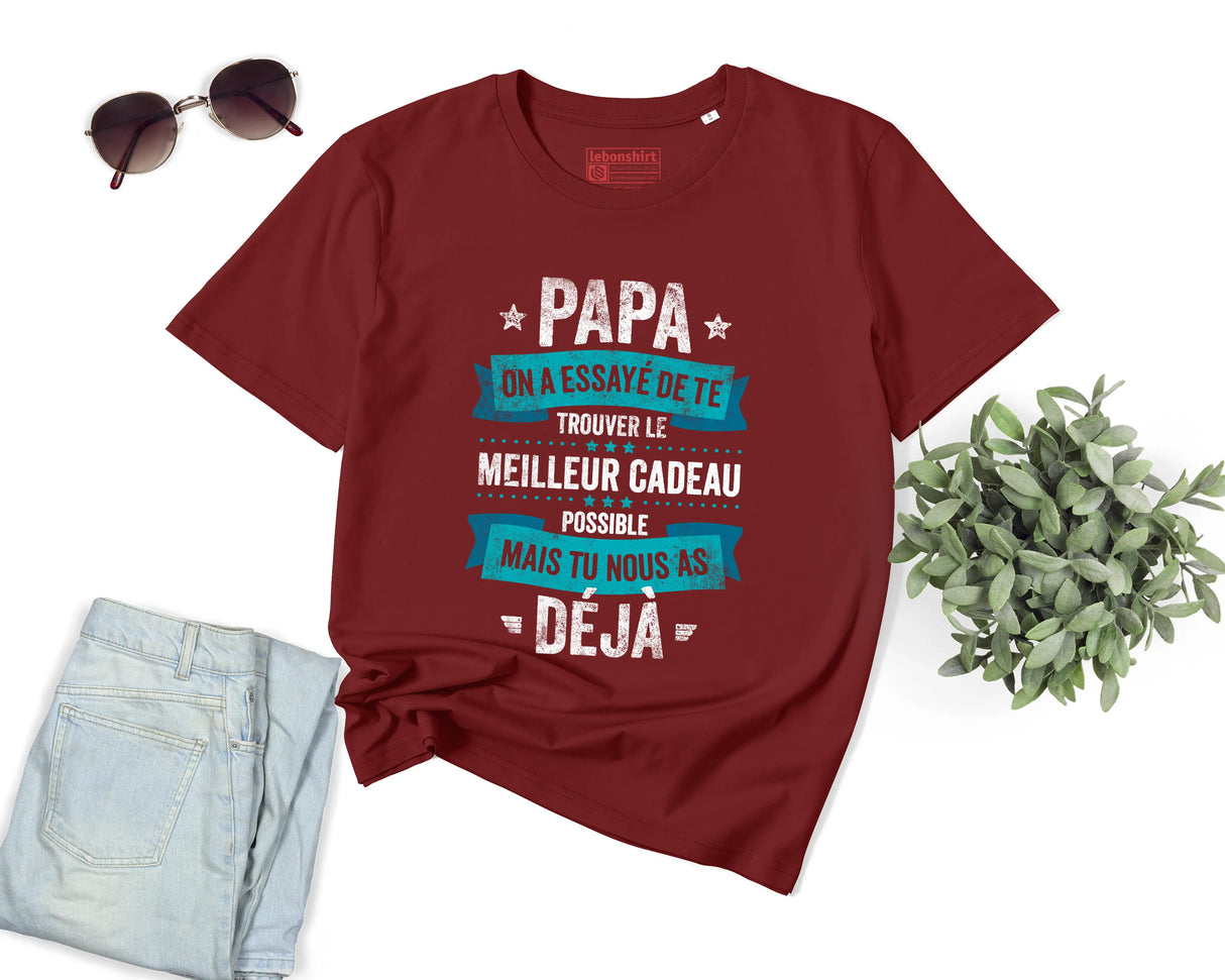 Lebonshirt® T-shirt Premium Homme Coton Bio - Papa, On A Essayé De Te Trouver Le Meilleur Cadeau Possible Mais Tu Nous As Déjà - L240222S01 Bordeaux