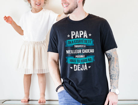 Lebonshirt® T-shirt Premium Homme Coton Bio - Papa, On A Essayé De Te Trouver Le Meilleur Cadeau Possible Mais Tu Nous As Déjà - L240222S01