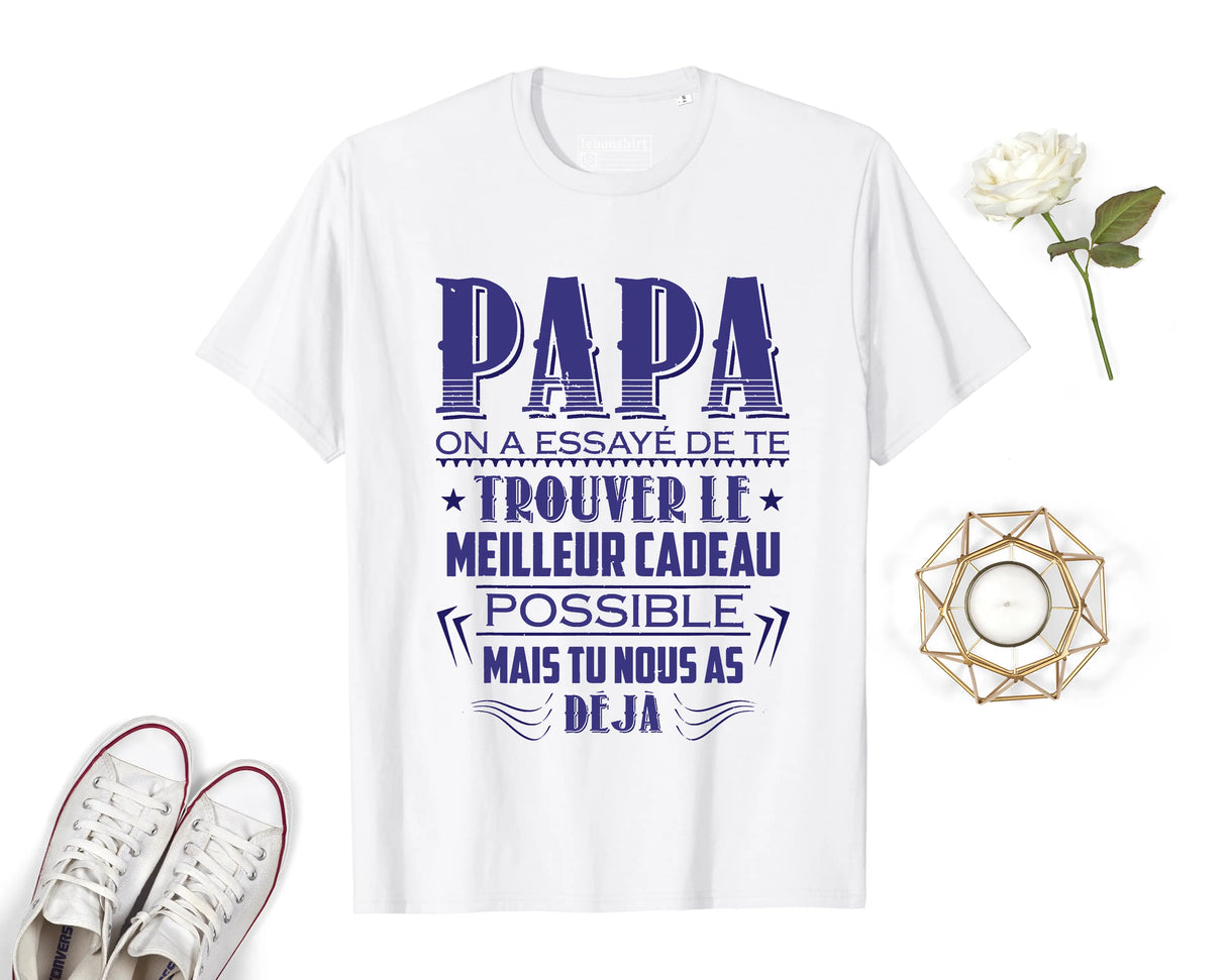 Lebonshirt® T-shirt Premium Homme Coton Bio - Papa, On A Essayé De Te Trouver Le Meilleur Cadeau Possible, Mais Tu Nous As Déjà - L010122S01 Blanc