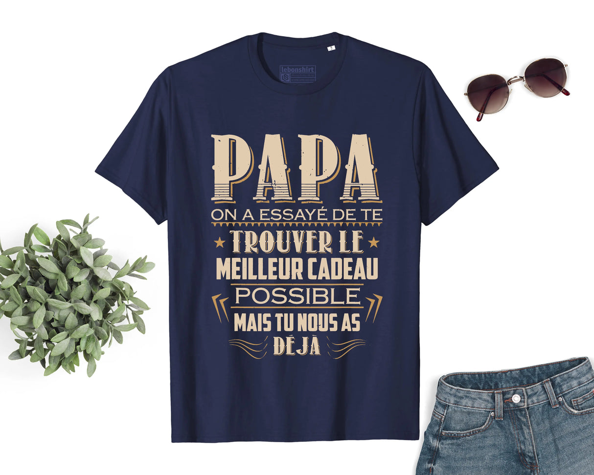 Lebonshirt® T-shirt Premium Homme Coton Bio - Papa, On A Essayé De Te Trouver Le Meilleur Cadeau Possible, Mais Tu Nous As Déjà - L010122S01 Marine